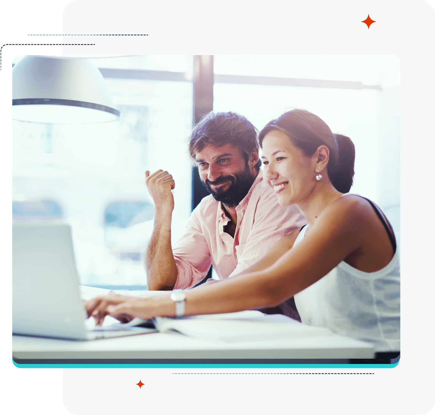 ノートパソコンで一緒に作業している笑顔の男女。